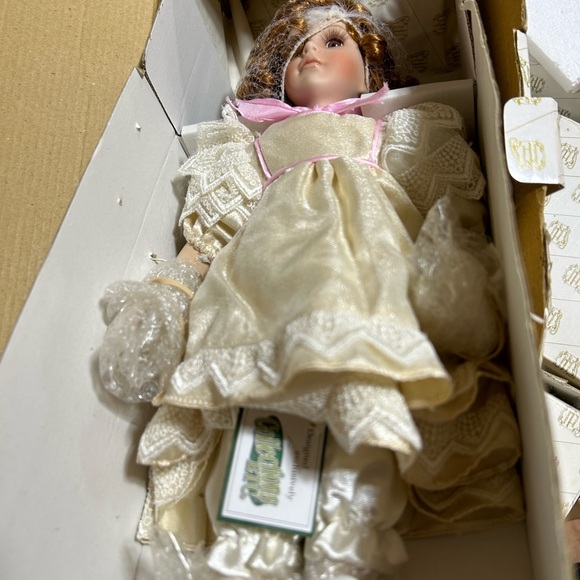 Heritage Signature Porcelain Doll Collection Lily New in Box - Picture 9 of 12